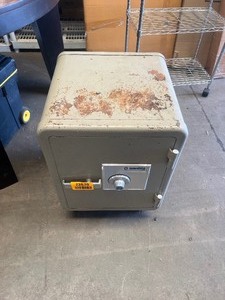 lot 22570 image: Sentury Square Safe