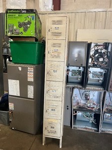 lot 22582 image: 6 Small Metal Locker Storage Cabinet
