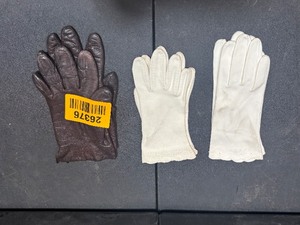 lot 26376 image: Vintage Women Gloves