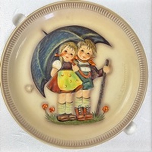 lot 21 image: M.J. Hummel First Anniversary Plate in Bas Relief.