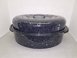 lot 63 image: Large 16 Inch x 9 Inch Enamelware Black Speckled Roasting Pan with Lid