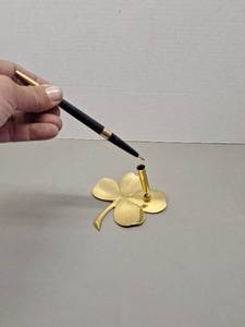 lot 71 image: 24 Karat Gold Plated Four Leaf Clover Pen Stand with Inspirational Quote