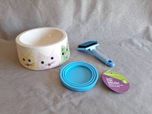 lot 202 image: Cat Face Design Pet Food Bowl with Grooming Brush and Multiple Can Size Lid