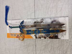 lot 41966 image: League of Legends Metal Sword Keychain with Tassel - Retail $8