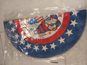 lot 42097 image: Patriotic Round Placemats 14 - Retail $15
