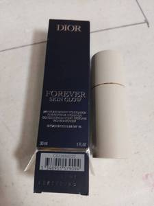 lot 29763 image: Dior forever Skin Glow Foundation no transfer high perfection (1.5W Warm, 1 Fl Oz (Pack of 1)) - Retail $5,326