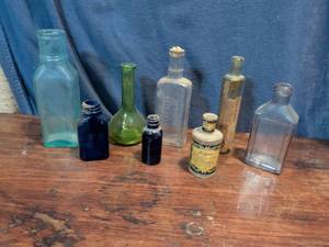 lot 74 image: Collection of Old Glass Medicine and Apothecary Bottles