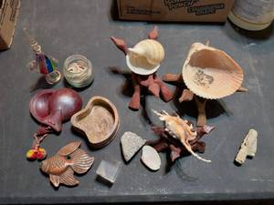 lot 79 image: Mixed Natural Collectibles and Decorative Items Lot