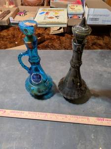 lot 100 image: Kentucky Straight Bourbon Whiskey Decorative Glass Decanters Set