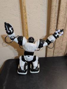 lot 154 image: WowWee Robosapien X Humanoid Robot Figure no remote