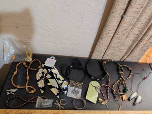 lot 159 image: Mixed Jewelry and Accessories Lot