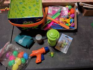 lot 162 image: Mixed Childrens Toy and Party Favor Lot