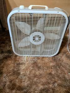 lot 236 image: 20 Inch Box Fan with Speed Control