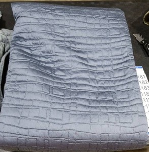 lot 1181 image: Threshold  Blue Comforter UNKNOWN SIZE BELIEVE TO BE QUEEN