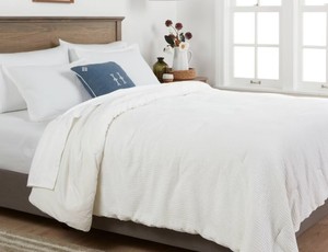 lot 1093 image: Threshold FullQueen 3 Piece Washed Waffle Weave Comforter Set White - Retail $89