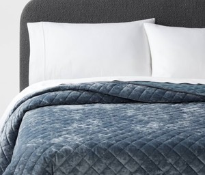 lot 1185 image: King Tufted Diamond Crinkle Duvet Cover Dark Teal Blue - Threshold Polyester, OEKO-TEX Certified, Machine Washable - Retail $69