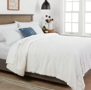 lot 1211 image: Threshold White Waffle Weave Cotton Blanket - ONLY 1 PILLOWCASE, KING SIZE COMFORTER
