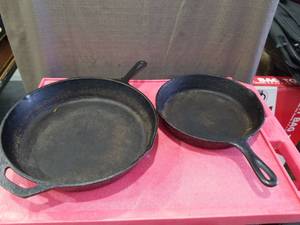 lot 3203 image: Cast Iron Skillet Set with Helper Handles