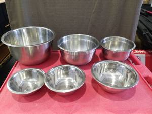 lot 3226 image: Stainless Steel Mixing Bowl Set
