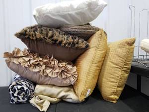 lot 3251 image: Decorative Throw Pillow Collection