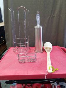 lot 3254 image: Bathroom Accessories Set with Toilet Brush and Loofah Sponge