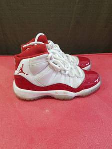 lot 3269 image: Jordan Big Kids Air Retro 11 Basketball Shoes in WhiteWhite Size 4.5 Leather