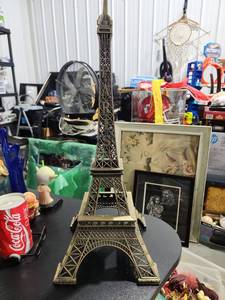 lot 3279 image: Metal Eiffel Tower Model Decorative Replica