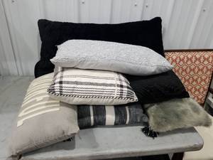 lot 3315 image: Decorative Throw Pillow Collection