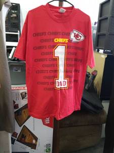 lot 3322 image: Kansas City Chiefs #1 Dad NFL T-Shirt Size Large
