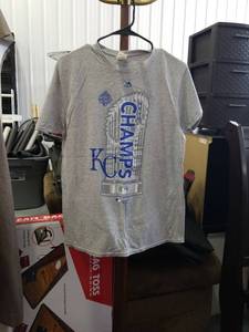 lot 3323 image: Kansas City Royals World Series Champions T-Shirt Size Medium