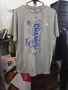 lot 3324 image: Kansas City Royals World Series Champions Trophy T-Shirt Size Large