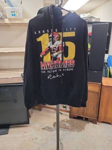 lot 4333 image: Kansas City Chiefs Patrick Mahomes 15 Hoodie Size XL