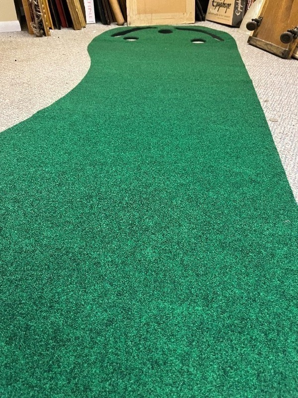 lot 114 image: Golf Putting Green Set for Indoor Outdoor Use - Easy to store and set up to play
