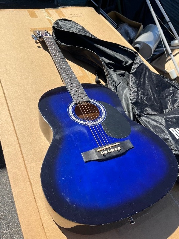lot 7 image: Rockjam Acoustic Guitar With Carrying Case - Shipping blemish on bottom - Does not affect playability see all images
