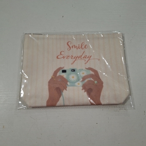lot 4714 image: MAKEUP BAG AND EVERYDAY ESSENTIALS SMILE EVERYDAY
