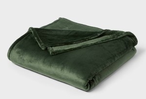 lot 1360 image: King Microplush Blanket Green - Threshold - Retail $50
