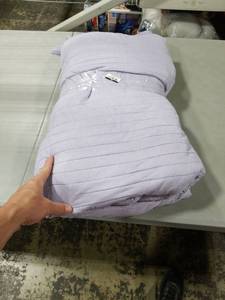 lot 1648 image: Room Essentials Lavender Lightweight Comforter UNKNOWN SIZE APPEARS TO BE QUEEN
