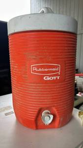 lot 50536 image: Rubbermaid Gott Insulated Beverage Cooler with Spigot 2 gal