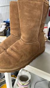 lot 50538 image: BearPaw Womens Winter Boots size 10