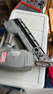 lot 50565 image: SENCO Pneumatic Finish Nailer with Case