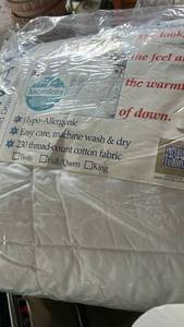 lot 50599 image: PrimaLoft MicroSafe Hypoallergenic Down Alternative Comforter