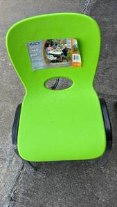 lot 50602 image: Lifetime Childrens Plastic Chair Green