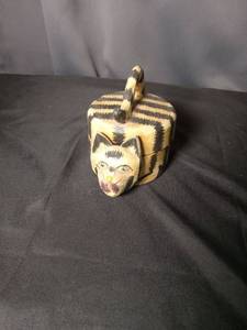 lot 4662 image: Hand Painted Cat Trinket Box with Hinged Lid