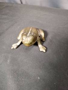 lot 4689 image: Brass Frog Figurine with Hidden Compartment