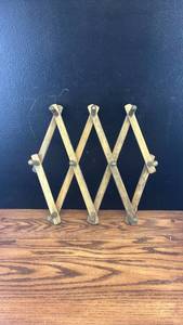 Wood Accordion Expandable Wall Peg Rack