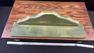 lot 40558 image: Green wooden shelf decor