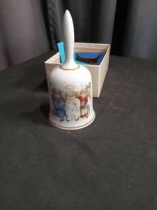 lot 3907 image: 1978 Hummel Heavenly Trio Christmas Bell