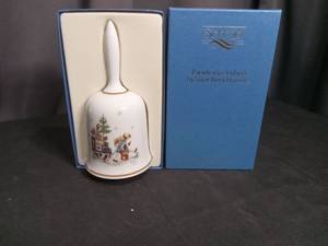 lot 3908 image: Schmid Christmas Bell 1980 Parade into Toyland
