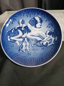 lot 3040 image: 1993 Bing & Grondahl Mothers Day Plate - St. Bernard Dogs