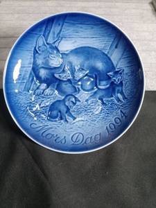 lot 3041 image: 1984 Bing & Grondahl Mothers Day Plate